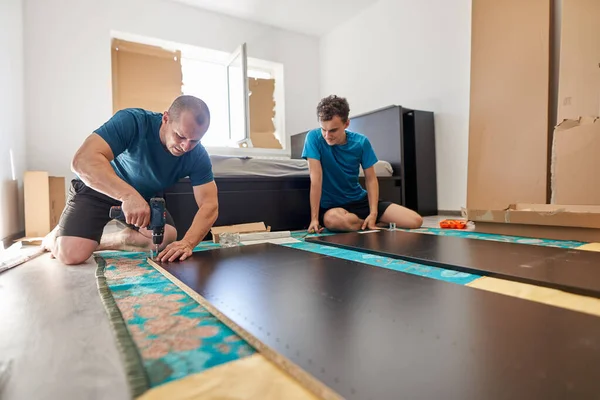 Père Aidant Son Fils Assembler Construire Les Meubles Dans Nouvelle — Photo