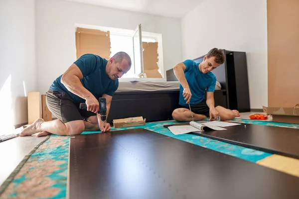 Père Aidant Son Fils Assembler Construire Les Meubles Dans Nouvelle — Photo