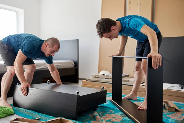 Pai Ajudando Seu Filho Montagem Construir Móveis Sua Nova Casa — Fotografia de Stock