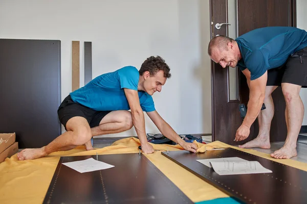Pai Ajudando Seu Filho Montagem Construir Móveis Sua Nova Casa — Fotografia de Stock