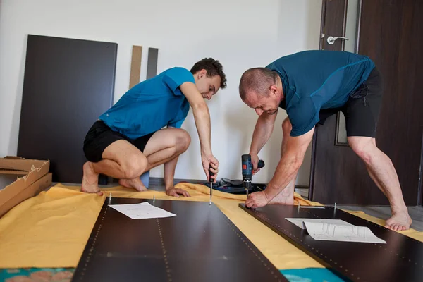 Padre Ayudando Hijo Montar Construir Los Muebles Nuevo Hogar —  Fotos de Stock