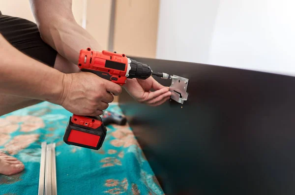 Homem Montando Sua Nova Mobília Mudar Casa — Fotografia de Stock