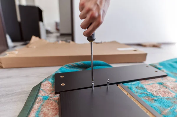 Man Assembling His New Furniture Moving House — Stock Photo, Image