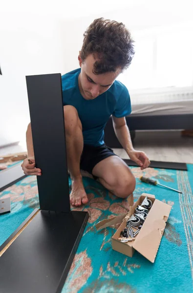 Homem Montando Sua Nova Mobília Mudar Casa — Fotografia de Stock