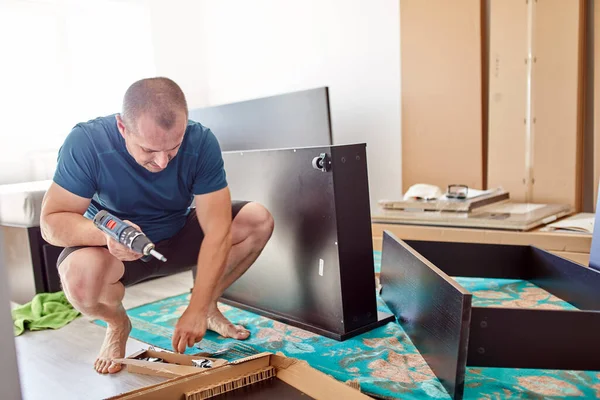 Hombre Ensamblando Sus Nuevos Muebles Mudarse Casa — Foto de Stock