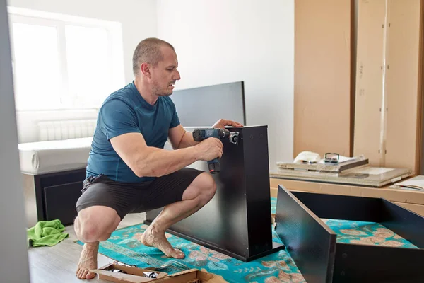 Homem Montando Sua Nova Mobília Mudar Casa — Fotografia de Stock