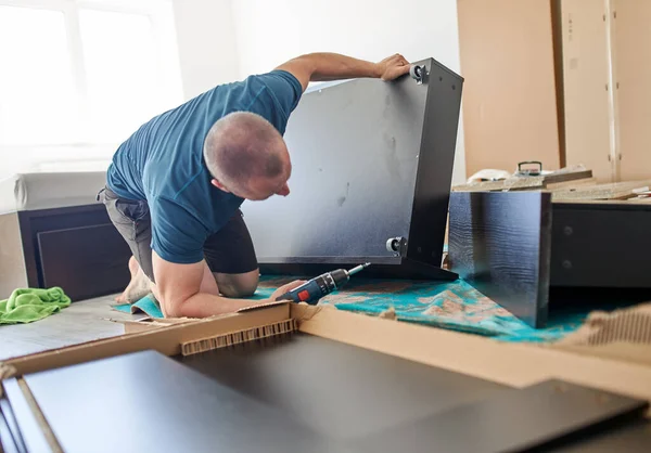 Hombre Ensamblando Sus Nuevos Muebles Mudarse Casa — Foto de Stock