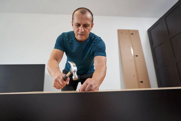 Mann Baut Beim Umzug Seine Neuen Möbel Zusammen — Stockfoto