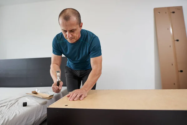 Homem Montando Sua Nova Mobília Mudar Casa — Fotografia de Stock