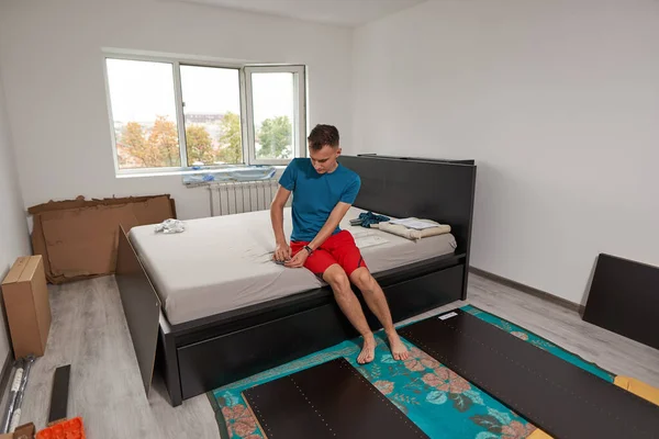 Hombre Ensamblando Sus Nuevos Muebles Mudarse Casa —  Fotos de Stock