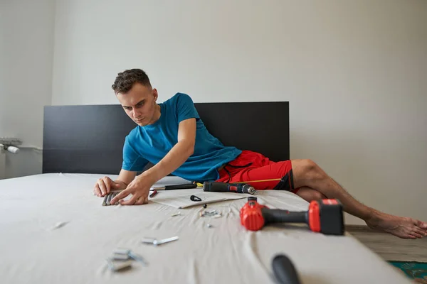 Homme Assemblant Ses Nouveaux Meubles Lors Déménagement — Photo