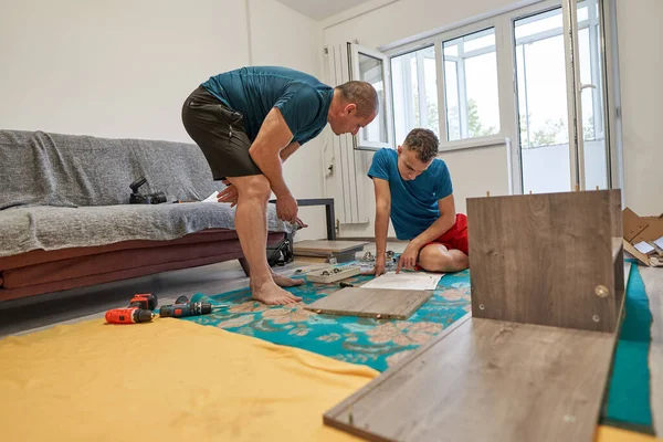 Pai Ajudando Seu Filho Montagem Construir Móveis Sua Nova Casa — Fotografia de Stock