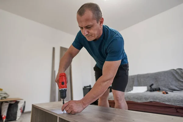 Hombre Ensamblando Sus Nuevos Muebles Mudarse Casa — Foto de Stock