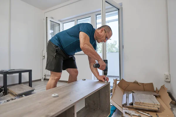 Hombre Ensamblando Sus Nuevos Muebles Mudarse Casa — Foto de Stock