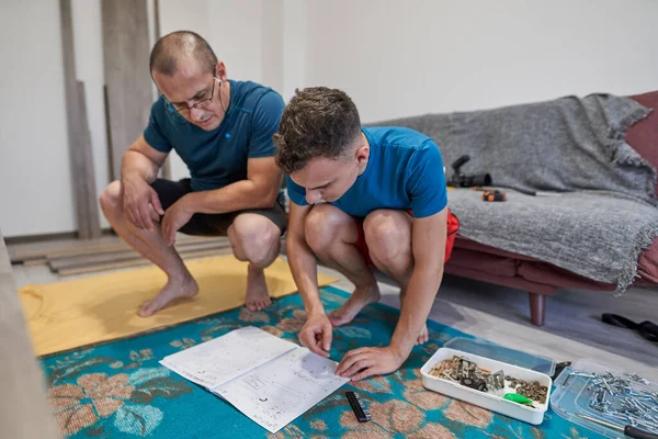 Père Aidant Son Fils Assembler Construire Les Meubles Dans Nouvelle — Photo