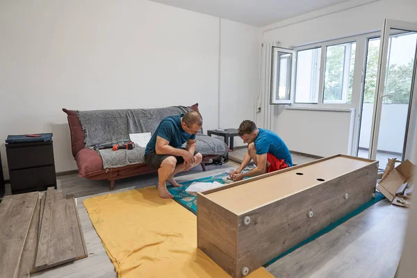 Padre Ayudando Hijo Montar Construir Los Muebles Nuevo Hogar —  Fotos de Stock