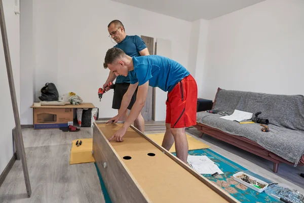 Padre Ayudando Hijo Montar Construir Los Muebles Nuevo Hogar — Foto de Stock