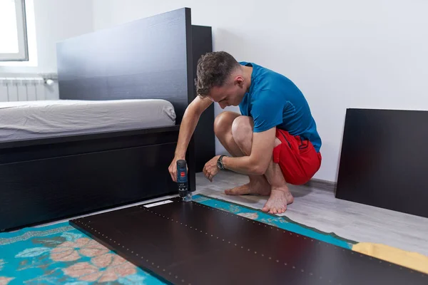 Man Assembling His New Furniture Moving House — Stock Photo, Image