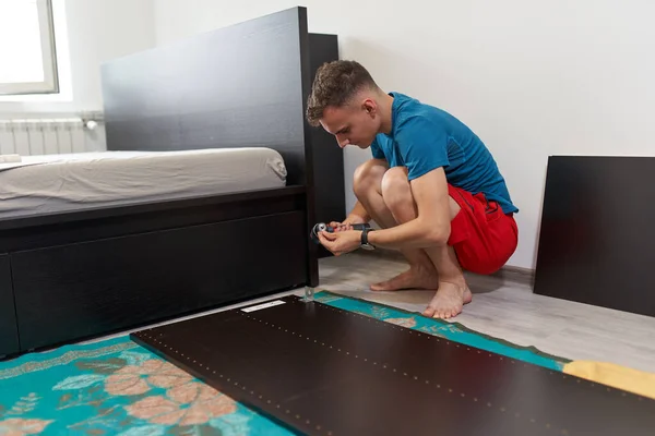 Homem Montando Sua Nova Mobília Mudar Casa — Fotografia de Stock