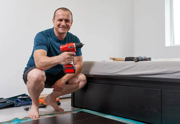 Hombre Ensamblando Sus Nuevos Muebles Mudarse Casa — Foto de Stock