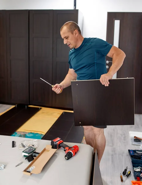 Homem Montando Sua Nova Mobília Mudar Casa — Fotografia de Stock