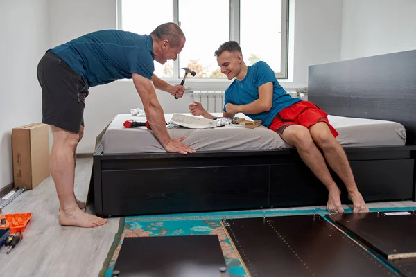 Baba Oğluna Yeni Evinde Mobilya Montajında Yapımında Yardım Ediyor — Stok fotoğraf