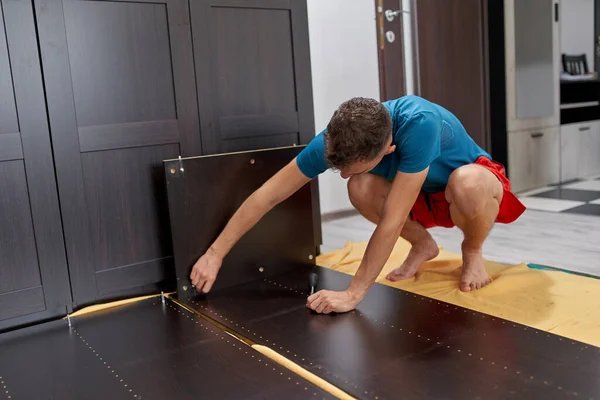 Homem Montando Sua Nova Mobília Mudar Casa — Fotografia de Stock