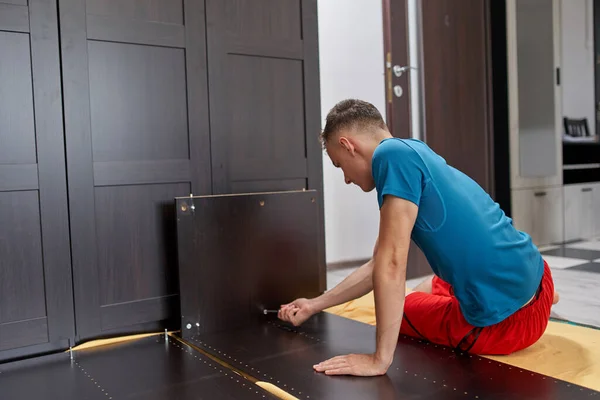 Homem Montando Sua Nova Mobília Mudar Casa — Fotografia de Stock