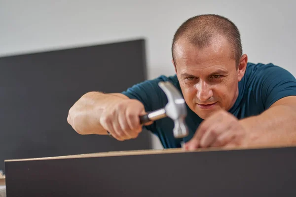 Hombre Ensamblando Sus Nuevos Muebles Mudarse Casa —  Fotos de Stock