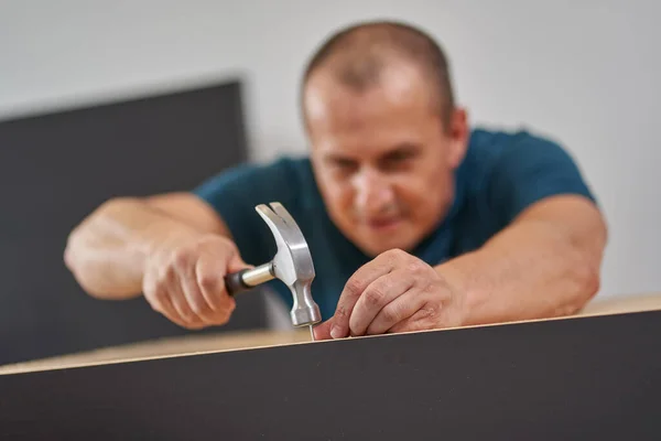 Homem Montando Sua Nova Mobília Mudar Casa — Fotografia de Stock