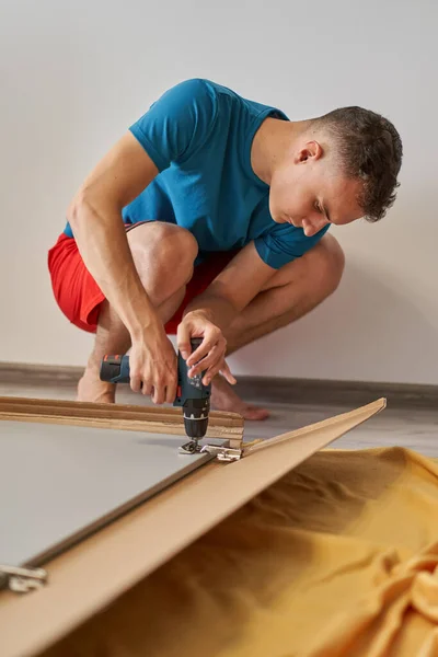Hombre Ensamblando Sus Nuevos Muebles Mudarse Casa —  Fotos de Stock