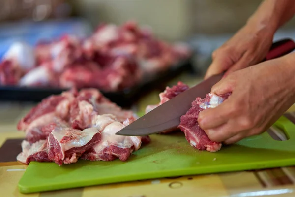 Frauenhände Schneiden Rindfleisch Bereiten Das Fleisch Hause — Stockfoto