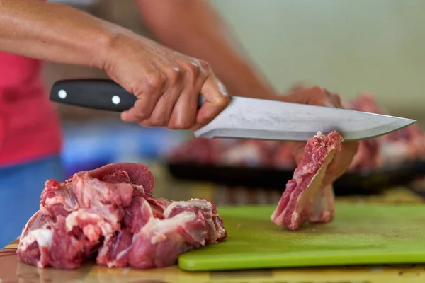 Las Manos Mujer Cortando Carne Preparando Carne Casa — Foto de Stock