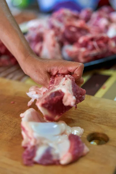 Mãos Mulher Cortando Carne Preparando Carne Casa — Fotografia de Stock