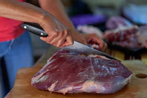 Mãos Mulher Cortando Carne Preparando Carne Casa — Fotografia de Stock