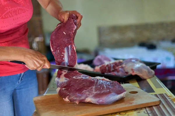 Γυναικεία Χέρια Κοπής Βοείου Κρέατος Προετοιμασία Του Κρέατος Στο Σπίτι — Φωτογραφία Αρχείου