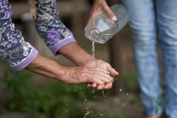 Old Woman Farmer Washing Her Hands Outdoor Water Plastic Bottle — Stock Photo, Image