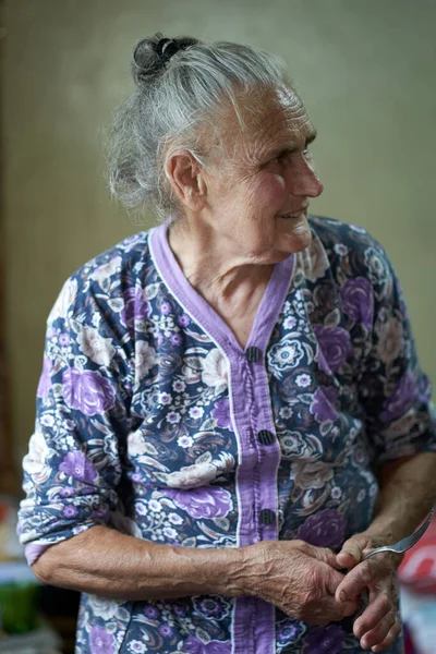 Portrait Une Vieille Agricultrice Intérieur Dans Maison — Photo