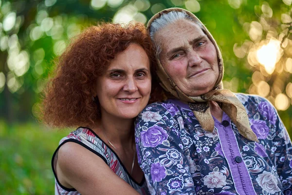 Felice Madre Figlia Agricoltori Avendo Buon Tempo Tramonto — Foto Stock