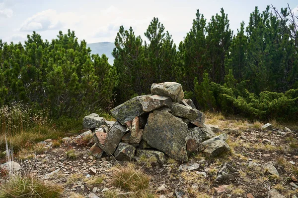 Una Pila Rocas Dispuestas Para Marcar Cima Una Montaña — Foto de Stock