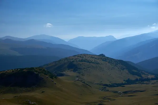 Prachtig Zomerlandschap Van Bergtop Tegen Blauwe Lucht — Stockfoto