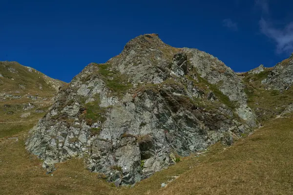 Prachtig Zomerlandschap Van Bergtop Tegen Blauwe Lucht — Stockfoto