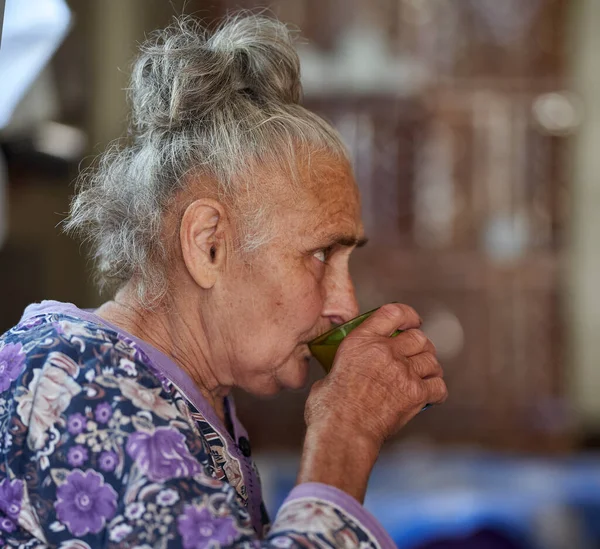 Primer Plano Una Anciana Bebiendo Jugo Naranja — Foto de Stock