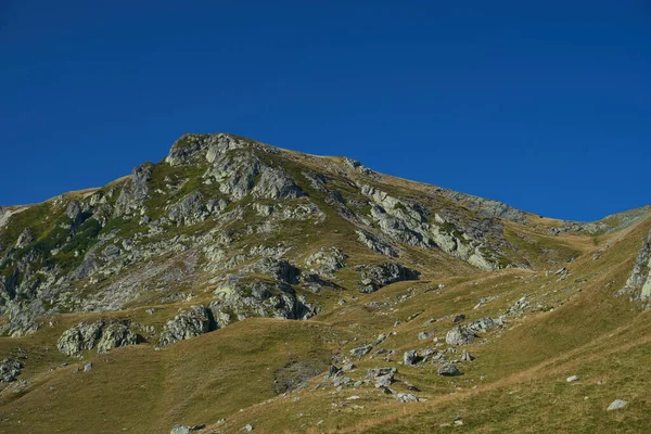 Krásná Letní Krajina Horského Vrcholu Proti Modré Obloze — Stock fotografie