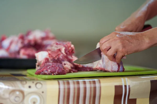 Mãos Mulher Cortando Carne Preparando Carne Casa — Fotografia de Stock