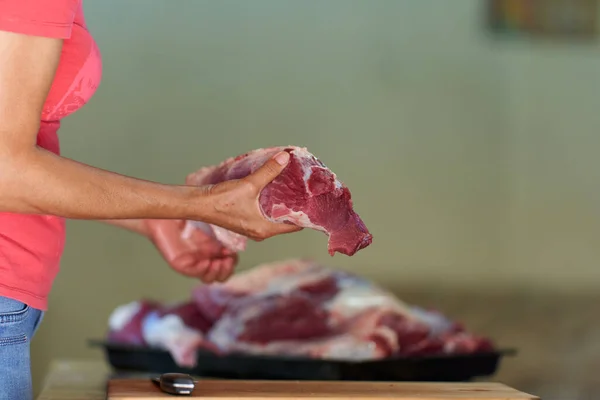 Mãos Mulher Cortando Carne Preparando Carne Casa — Fotografia de Stock