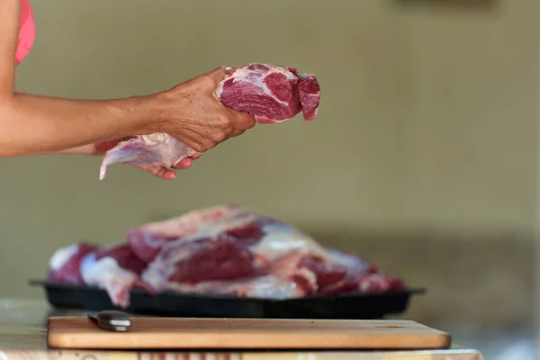 Γυναικεία Χέρια Κοπής Βοείου Κρέατος Προετοιμασία Του Κρέατος Στο Σπίτι — Φωτογραφία Αρχείου