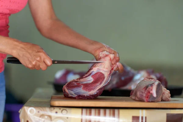 Vrouwenhanden Snijden Rundvlees Bereiden Het Vlees Thuis Voor — Stockfoto