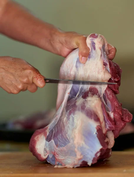 Mãos Mulher Cortando Carne Preparando Carne Casa — Fotografia de Stock