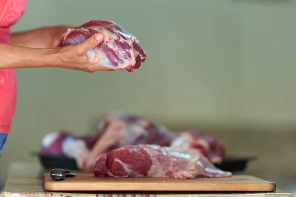 Mãos Mulher Cortando Carne Preparando Carne Casa — Fotografia de Stock